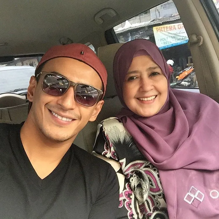 12 Cowok Cute Berfoto Mesra Sama Ibunya di Hari Ibu. Sweet Banget, Bunda Nggak Sekalian Cari Mantu? 24