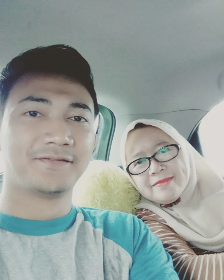12 Cowok Cute Berfoto Mesra Sama Ibunya di Hari Ibu. Sweet Banget, Bunda Nggak Sekalian Cari Mantu? 14