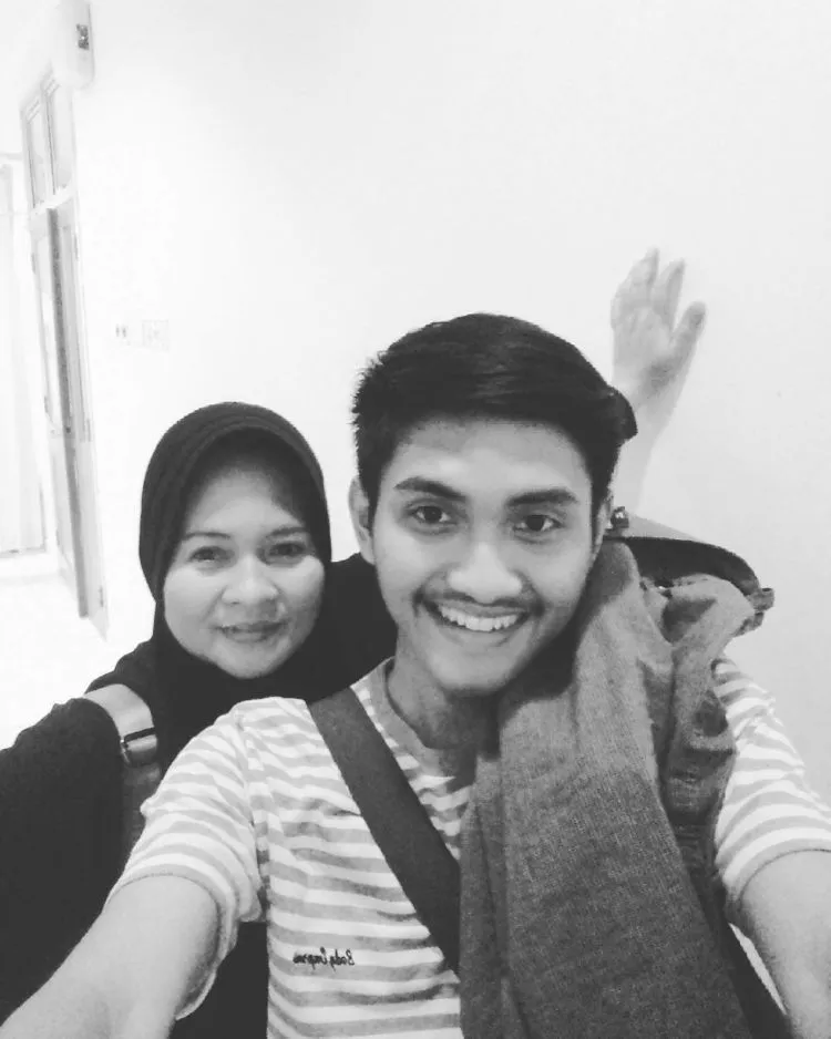 12 Cowok Cute Berfoto Mesra Sama Ibunya di Hari Ibu. Sweet Banget, Bunda Nggak Sekalian Cari Mantu? 15