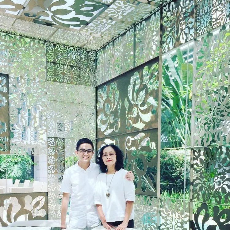 12 Cowok Cute Berfoto Mesra Sama Ibunya di Hari Ibu. Sweet Banget, Bunda Nggak Sekalian Cari Mantu? 16