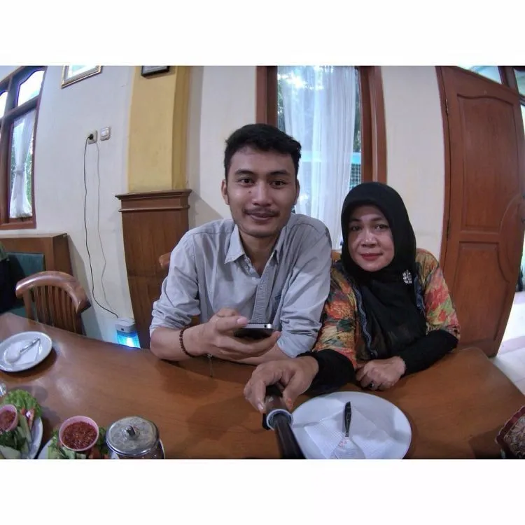 12 Cowok Cute Berfoto Mesra Sama Ibunya di Hari Ibu. Sweet Banget, Bunda Nggak Sekalian Cari Mantu? 17