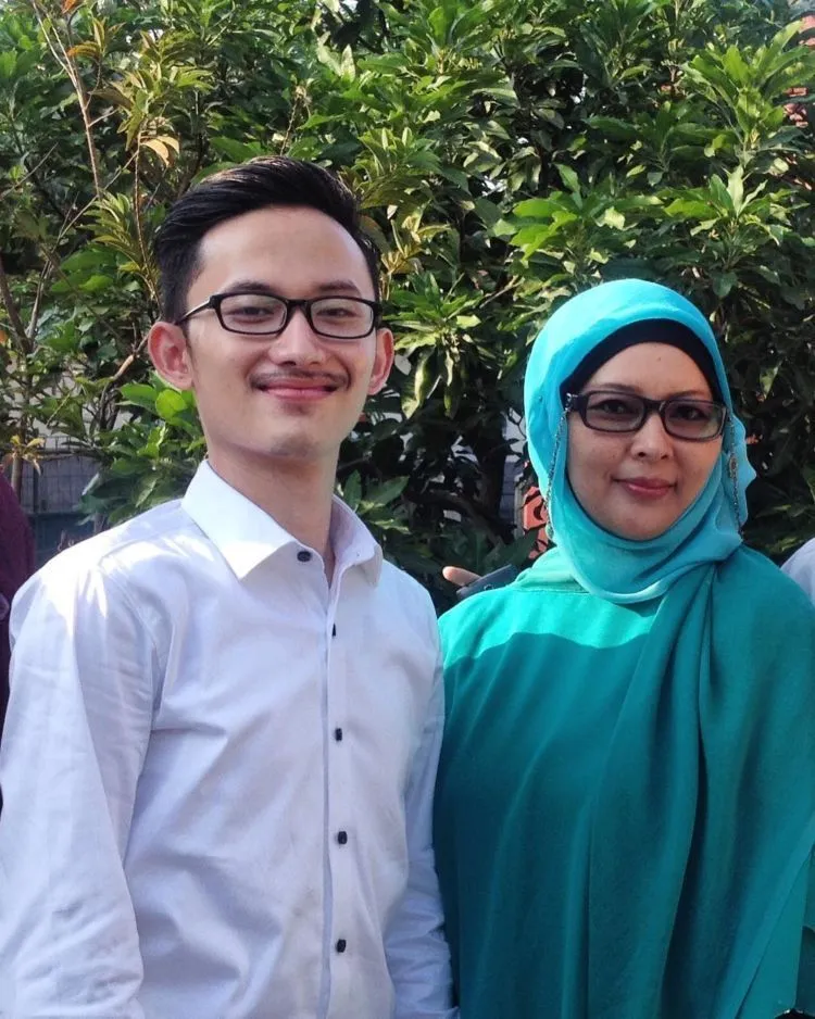 12 Cowok Cute Berfoto Mesra Sama Ibunya di Hari Ibu. Sweet Banget, Bunda Nggak Sekalian Cari Mantu? 18