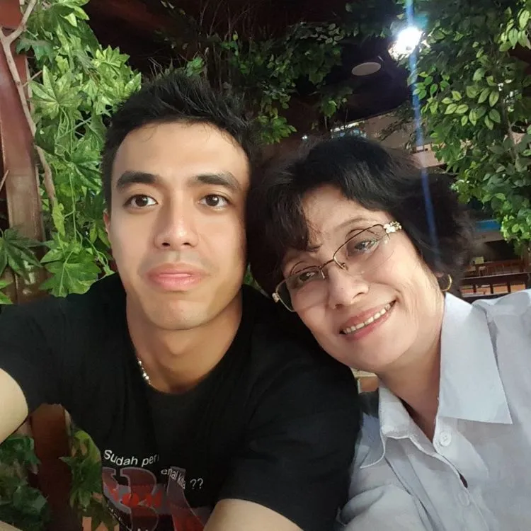 12 Cowok Cute Berfoto Mesra Sama Ibunya di Hari Ibu. Sweet Banget, Bunda Nggak Sekalian Cari Mantu? 19