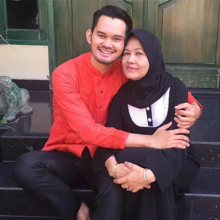 12 Cowok Cute Berfoto Mesra Sama Ibunya di Hari Ibu. Sweet Banget, Bunda Nggak Sekalian Cari Mantu? 20