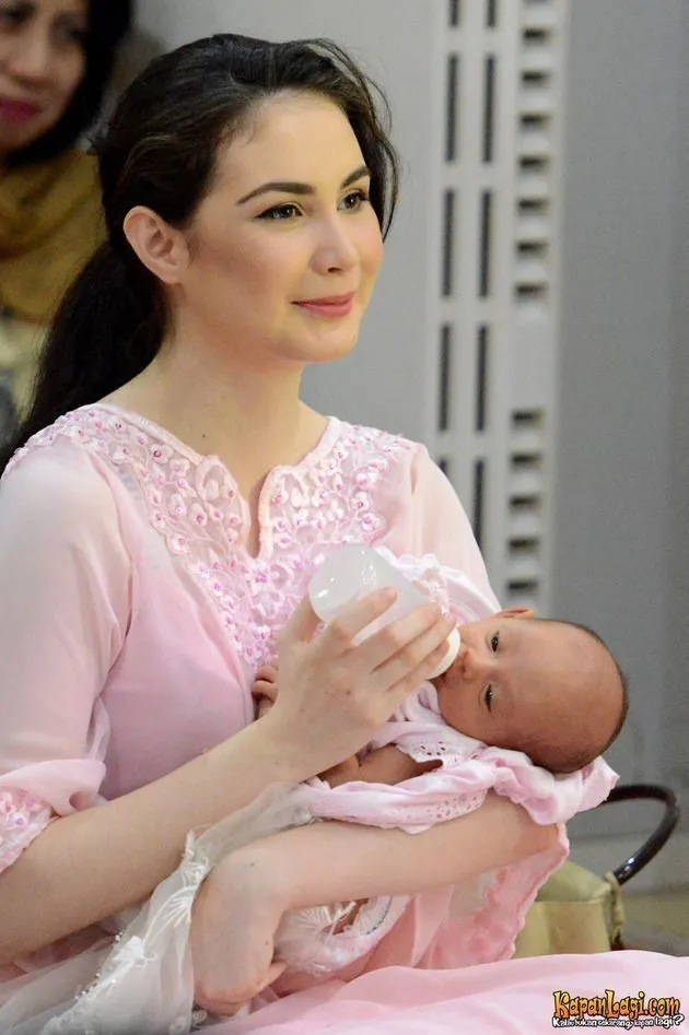 13 Foto Mama Muda yang Telaten Mengurus Anak. Bikin Makin Nggak Sabar Buat Cari Calon Papanya 21