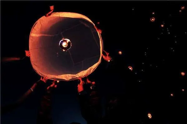 Banyak Negara yang Larang Penerbangan Lampion, Keindahan Itu Ternyata Tak Sepadan dengan Dampaknya 6