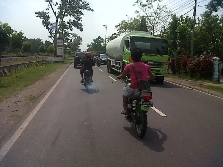 Kamu Pasti Hafal Sama Kelakuan Ngeselin Pengendara di Jalan Seperti Ini. Bikin Emosi Terus Jadinya! 18