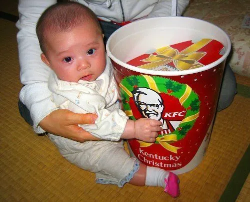 Bukan Menghias Pohon atau Tukeran Kado, Warga Jepang Justru Lebih Sibuk Berburu KFC. Ini Alasannya! 8