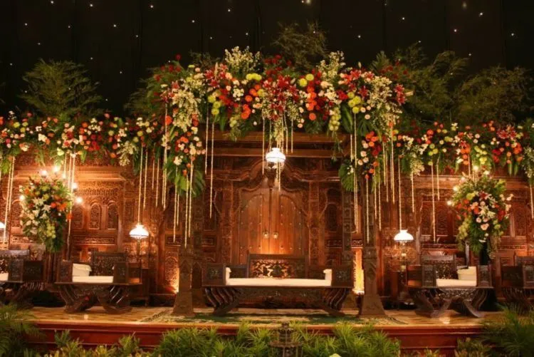 7 Pelaminan Tradisional Unik yang Bisa Jadi Referensi Kamu Menikah Nanti 11