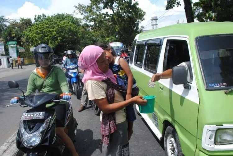Dibalik 6 Seni Mengemis di Indonesia, Sebuah Potret Teater Jalanan Penuh Tipu Daya 10