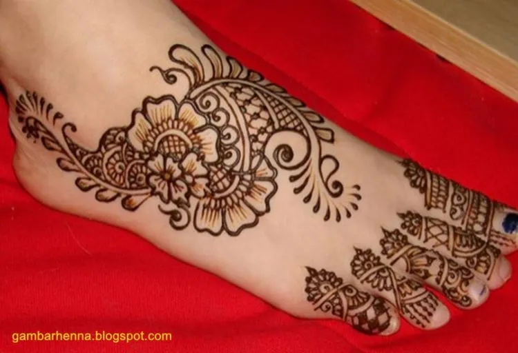 13 Inspirasi Henna Kaki yang Menawan Hati. Demi Sucinya Pernikahanmu Nanti 15