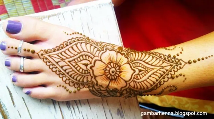 13 Inspirasi Henna Kaki yang Menawan Hati. Demi Sucinya Pernikahanmu Nanti 16