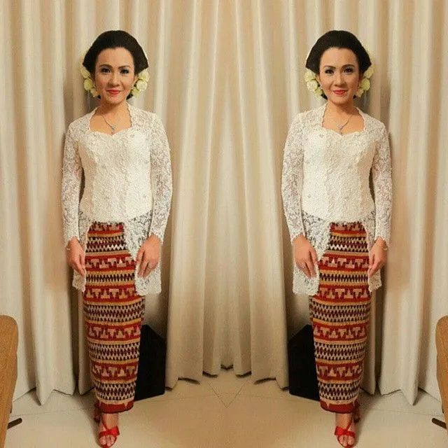 Mari Bahagiakan Ibumu dengan Menghadiahkannya Kebaya. 9 Inpirasi Ini Bisa Jadi Pilihannya 10 kebaya ibu