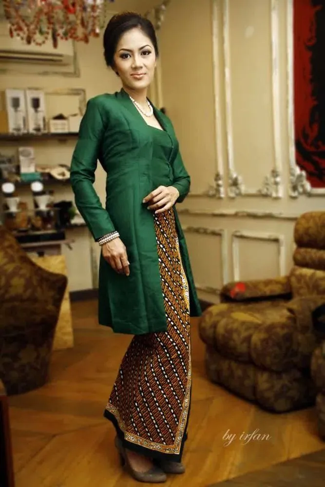Mari Bahagiakan Ibumu dengan Menghadiahkannya Kebaya. 9 Inpirasi Ini Bisa Jadi Pilihannya 11 kebaya ibu