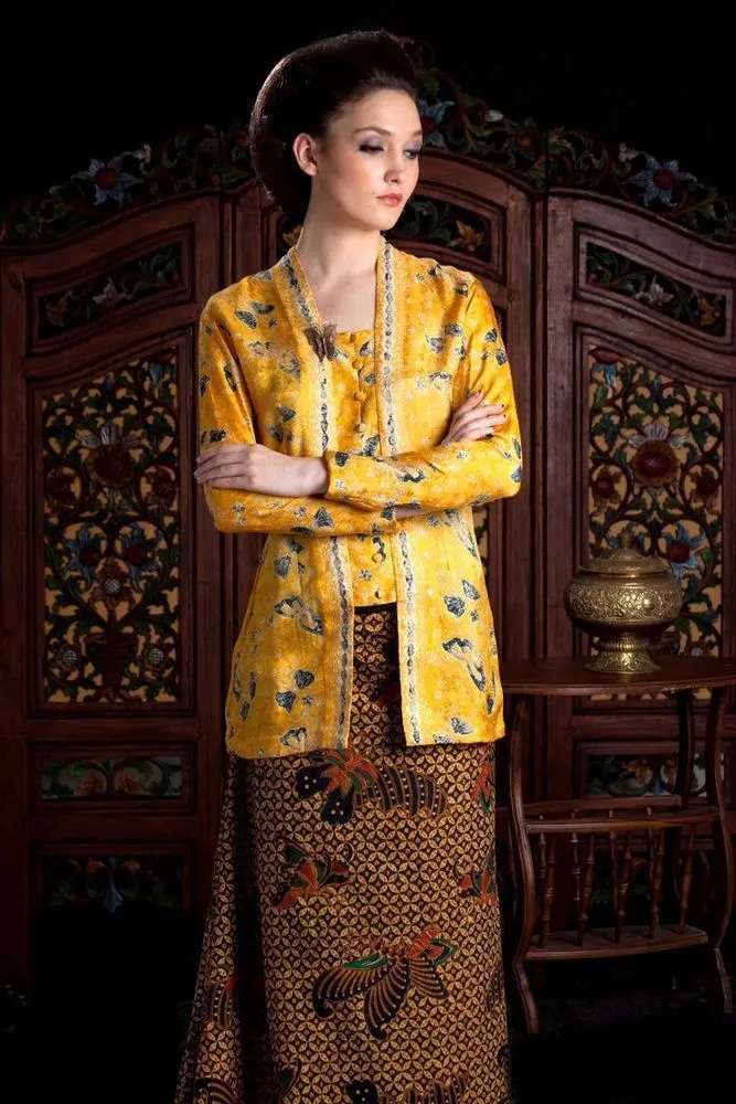 Mari Bahagiakan Ibumu dengan Menghadiahkannya Kebaya. 9 Inpirasi Ini Bisa Jadi Pilihannya 14 kebaya ibu