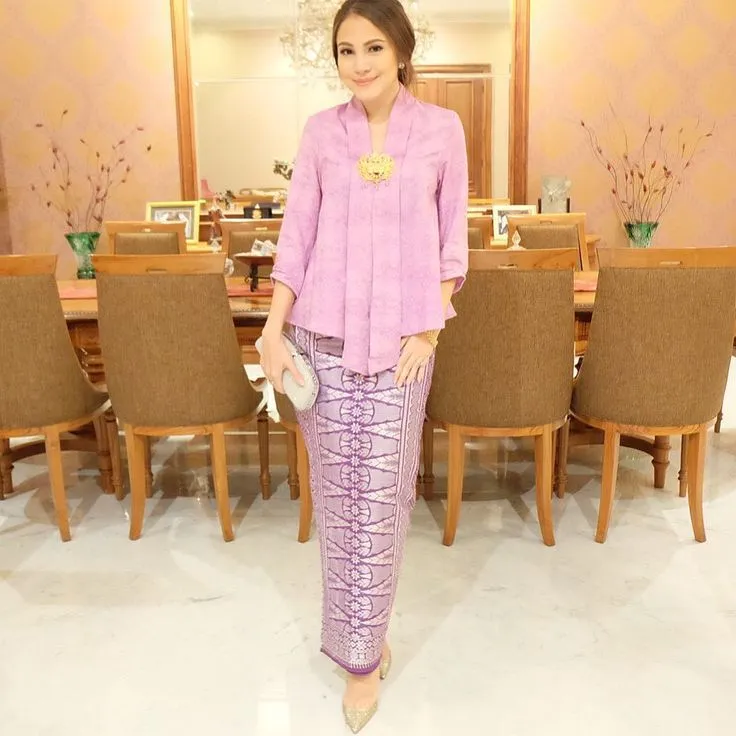 Mari Bahagiakan Ibumu dengan Menghadiahkannya Kebaya. 9 Inpirasi Ini Bisa Jadi Pilihannya 16 kebaya ibu