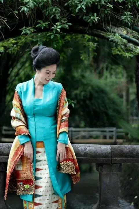 Mari Bahagiakan Ibumu dengan Menghadiahkannya Kebaya. 9 Inpirasi Ini Bisa Jadi Pilihannya 17 kebaya ibu