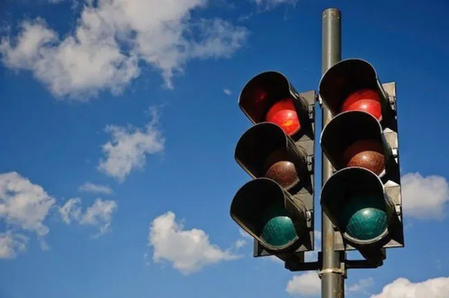Ini Alasan Kenapa Lampu Lalu Lintas Berwarna Merah, Kuning dan Hijau. Banyak yang Nggak Tahu Lho! 6