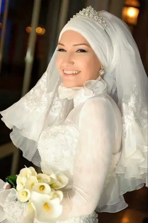 15 Inspirasi Pengantin Hijab Memakai Mahkota. Cantik dan Cocok Buat Akadmu Nanti 16 wedding crown