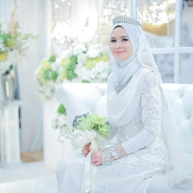 15 Inspirasi Pengantin Hijab Memakai Mahkota. Cantik dan Cocok Buat Akadmu Nanti 25 wedding crown
