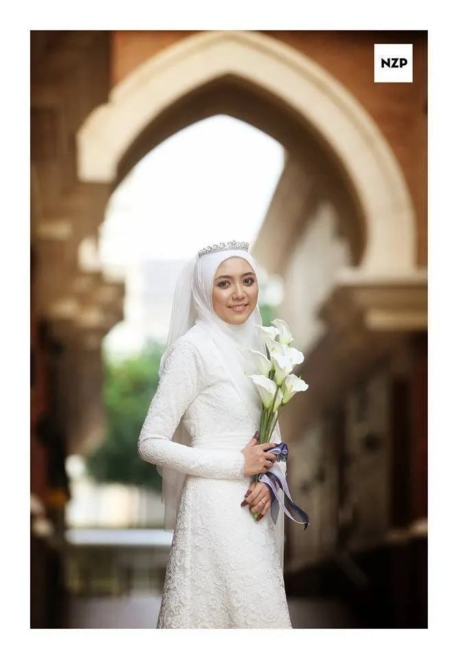 15 Inspirasi Pengantin Hijab Memakai Mahkota. Cantik dan Cocok Buat Akadmu Nanti 27 wedding crown