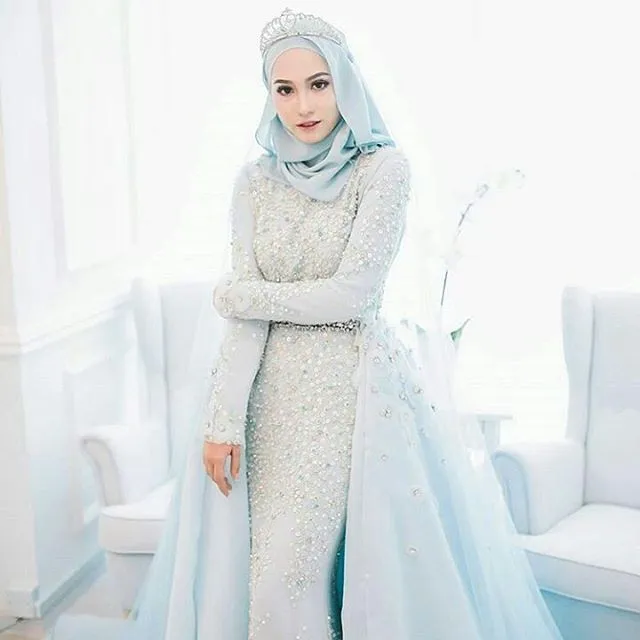 15 Inspirasi Pengantin Hijab Memakai Mahkota. Cantik dan Cocok Buat Akadmu Nanti 28 wedding crown