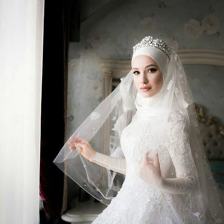 15 Inspirasi Pengantin Hijab Memakai Mahkota. Cantik dan Cocok Buat Akadmu Nanti 29 wedding crown