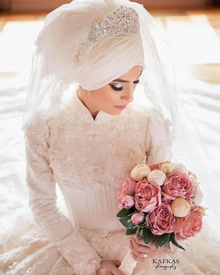 15 Inspirasi Pengantin Hijab Memakai Mahkota. Cantik dan Cocok Buat Akadmu Nanti 30 wedding crown