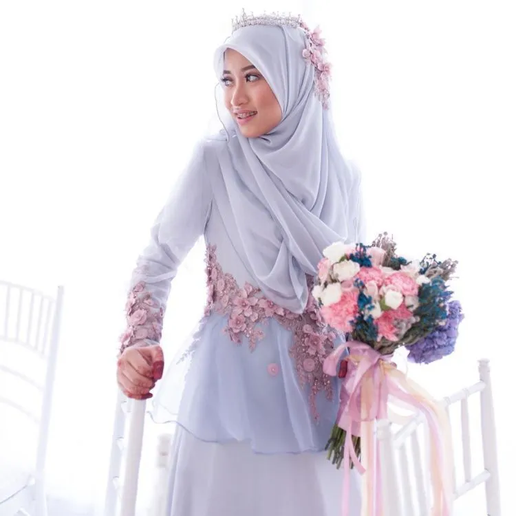 15 Inspirasi Pengantin Hijab Memakai Mahkota. Cantik dan Cocok Buat Akadmu Nanti 17 wedding crown