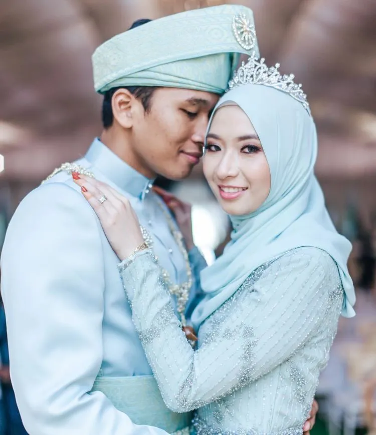 15 Inspirasi Pengantin Hijab Memakai Mahkota. Cantik dan Cocok Buat Akadmu Nanti 18 wedding crown