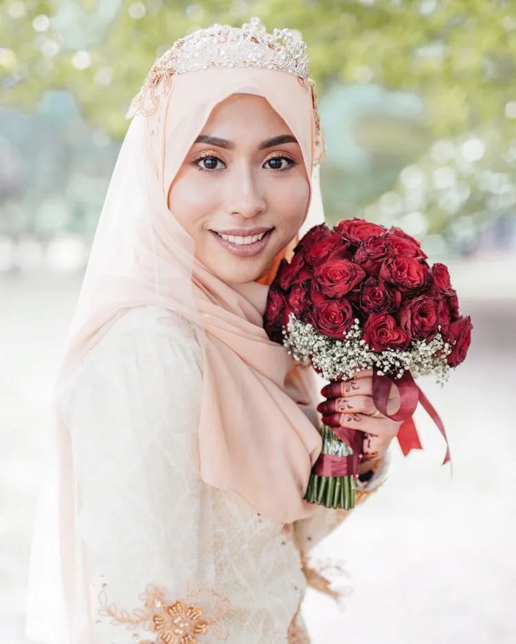 15 Inspirasi Pengantin Hijab Memakai Mahkota. Cantik dan Cocok Buat Akadmu Nanti 19 wedding crown
