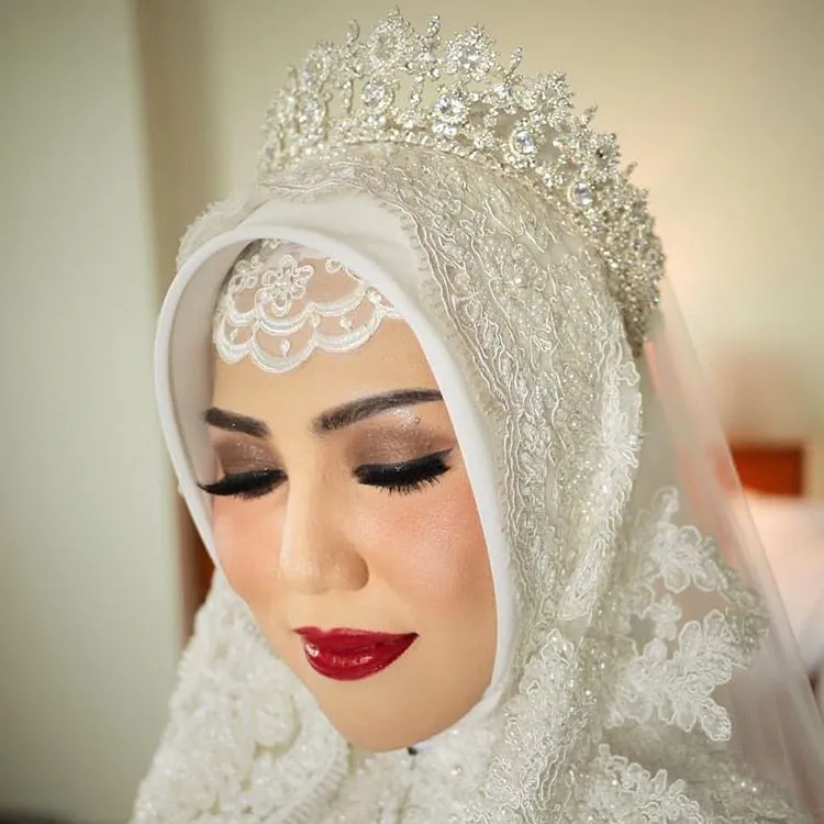 15 Inspirasi Pengantin Hijab Memakai Mahkota. Cantik dan Cocok Buat Akadmu Nanti 20 wedding crown