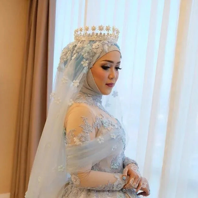 15 Inspirasi Pengantin Hijab Memakai Mahkota. Cantik dan Cocok Buat Akadmu Nanti 21 wedding crown
