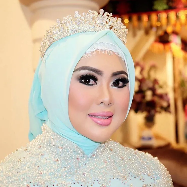 15 Inspirasi Pengantin Hijab Memakai Mahkota. Cantik dan Cocok Buat Akadmu Nanti 22 wedding crown