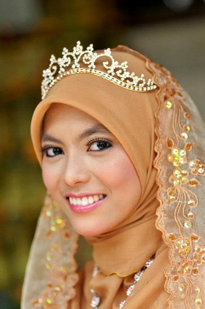 15 Inspirasi Pengantin Hijab Memakai Mahkota. Cantik dan Cocok Buat Akadmu Nanti 23 wedding crown