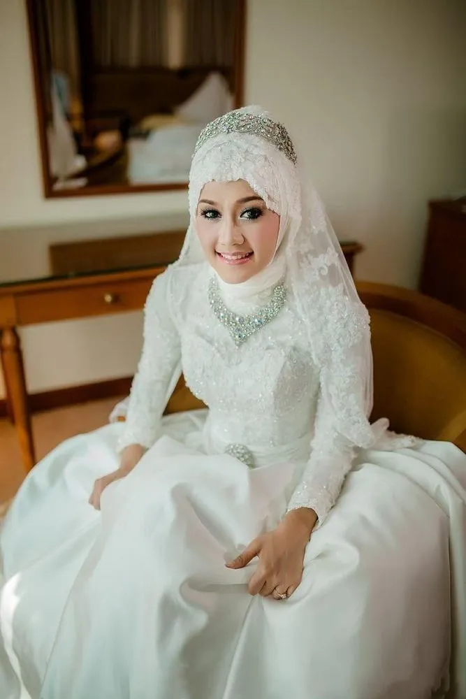 15 Inspirasi Pengantin Hijab Memakai Mahkota. Cantik dan Cocok Buat Akadmu Nanti 24 wedding crown