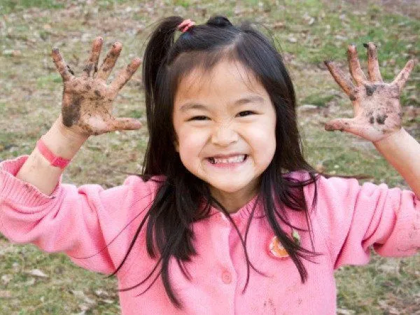 Tak Perlu Disuapi atau Selalu Ditemani, 16 Gambar Parenting yang Mendidik Anak Mandiri Sejak Bayi 30