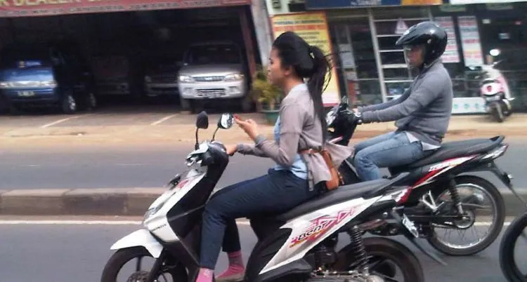 Kamu Pasti Hafal Sama Kelakuan Ngeselin Pengendara di Jalan Seperti Ini. Bikin Emosi Terus Jadinya! 14