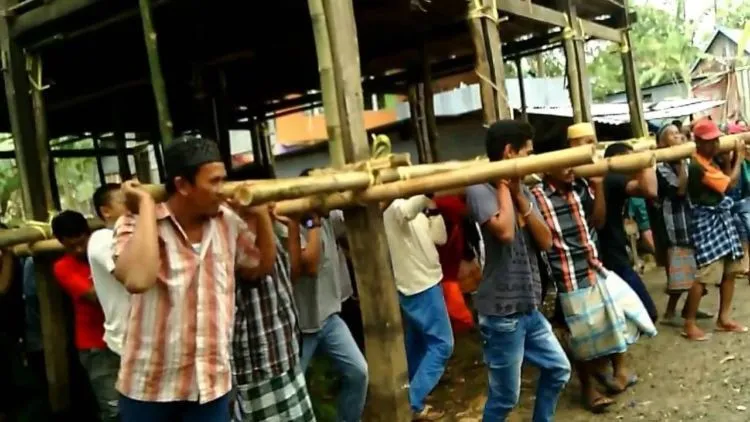 Seru Nih Tradisi Pindah Rumah Khas Suku Bugis. Indonesia Selalu Punya Stok Keunikan Budaya! 8