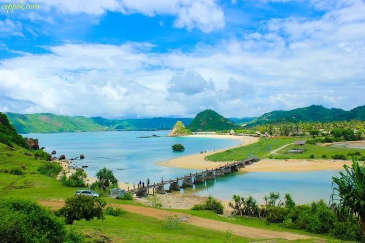 Biar Mata dan Pikiranmu Menjadi Segar, Kamu Harus Liburan Akhir Tahun ke Pantai Seger di Lombok! 6