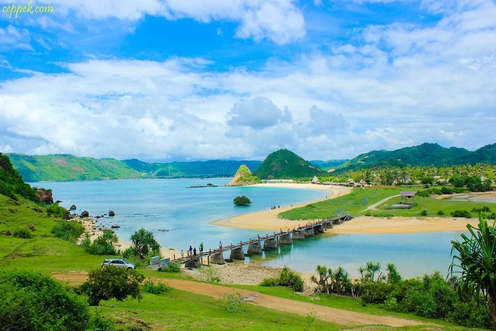 Biar Mata dan Pikiranmu Menjadi Segar, Kamu Harus Liburan Akhir Tahun ke Pantai Seger di Lombok!