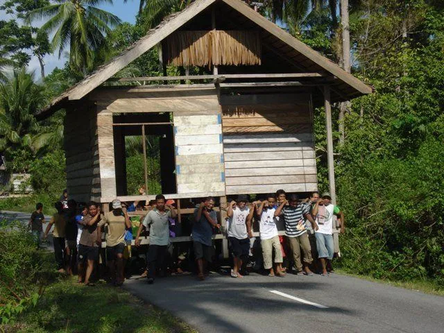 Seru Nih Tradisi Pindah Rumah Khas Suku Bugis. Indonesia Selalu Punya Stok Keunikan Budaya! 5