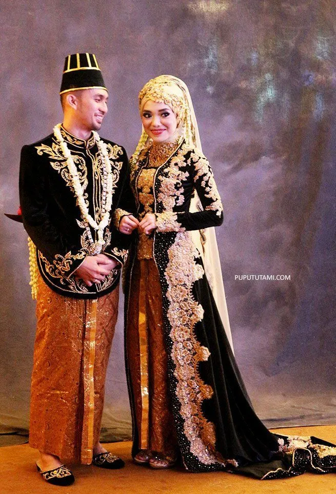 Alasan Kenapa Baju Pengantin Jawa Berwarna Hitam. Padahal 'kan Warna Berkabung Ya? 15
