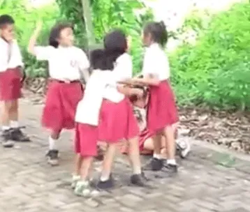 Cek Video Bocah-Bocah SD Ini Main Drama ala Sinetron, Pakai Tamparan dan Pelukan Segala. Miris Sih 6