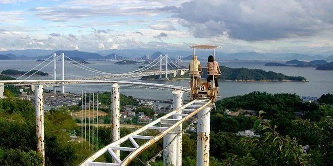 Ngeri-ngeri Sedap, Roller Coaster di Jepang Ini Dikayuh Pake Pedal. Serem Banget Nggak Sih? 5