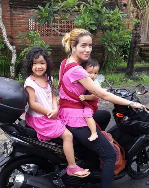 13 Foto Mama Muda yang Telaten Mengurus Anak. Bikin Makin Nggak Sabar Buat Cari Calon Papanya 22