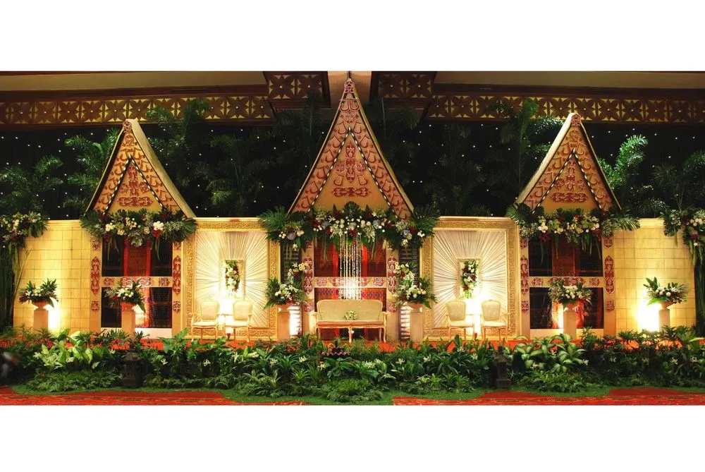 7 Pelaminan Tradisional Unik yang Bisa Jadi Referensi Kamu Menikah Nanti