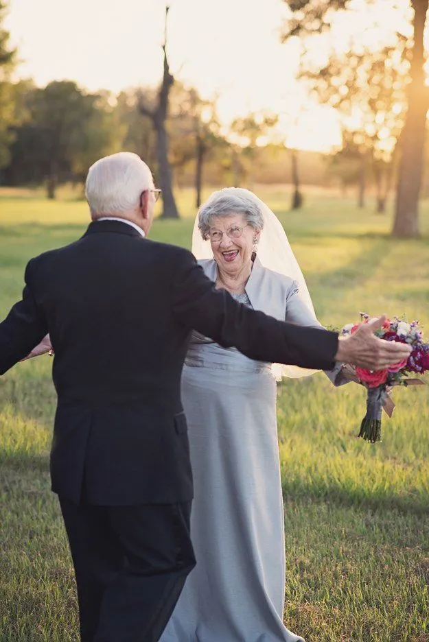 Pasangan Ini Akhirnya Gelar Sesi Foto Pernikahan Setelah Nunggu 70 Tahun, Pasti Malah Lebih Romantis 11