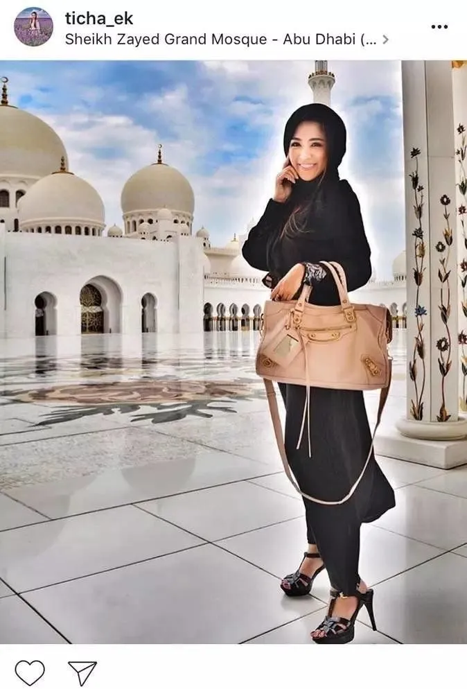 Heboh Pramugari Cantik Asal Thailand Ini Doyan Berfoto Keliling Dunia, Tapi Kok Kelihatan Editan Ya? 17