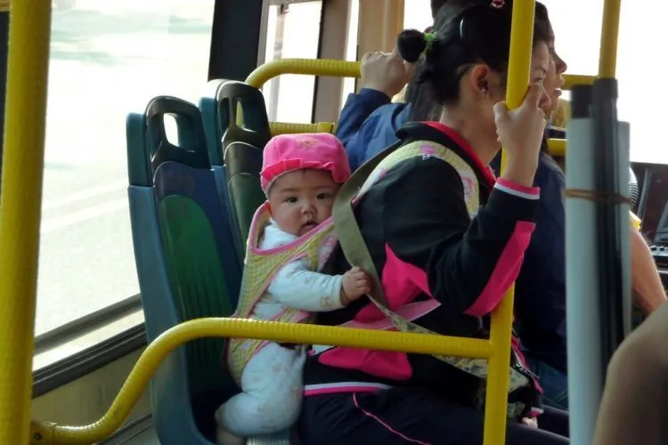 7 Orang yang Harus Kamu Hindari Saat Berada dalam Transportasi Umum. Bahaya! 9